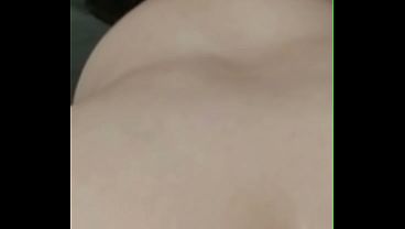 小さなお尻に差し込んで、おまんこで転がす