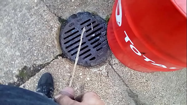 Pipi Désespéré Dehors Au Travail