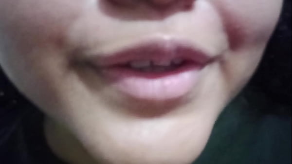 Mi prima se graba y me env&iacute;a  un v&iacute;deo masturba...