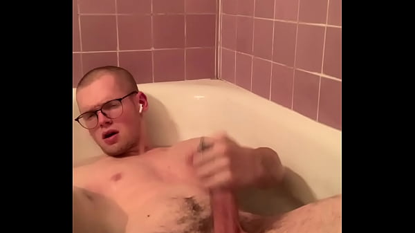 Download Video - Big Dick jock moaning a lot jerking in the bathtub pt1