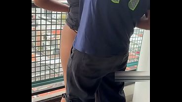 彼女は建物のバルコニーで、巨根で筋肉質な隣人とセックスした。ブラジルのホットワイフは、巨根の隣人を見て興奮し、その男とセックスし、夫にそれを録画させた。夫の視点