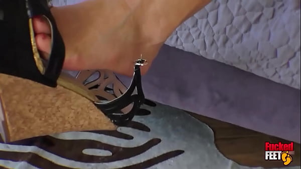 Aaliyah Love Uses Those Sexy Toes & Barefoot Soles To Milk Him!