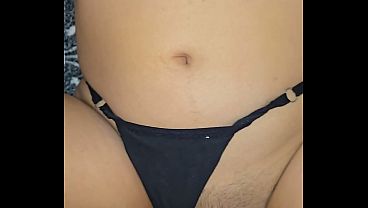 彼は、近所の人にセックスしているのが聞こえないようにテレビの音量を上げろと言ったんだ、この毛深い女!