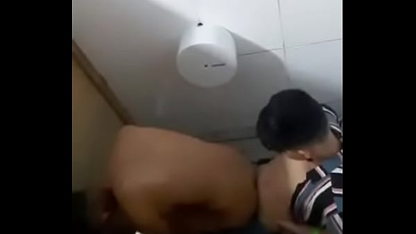 Chibolos cachando en el baño de una discoteca