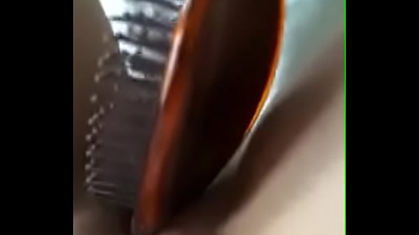 Nouveau Petit Coquin Se Régale Avec Une Brosse Dans La Chatte