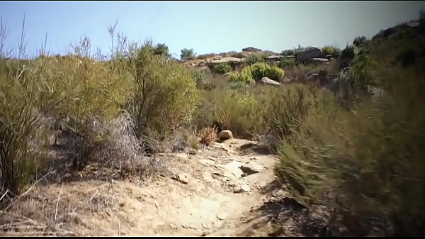 Esposa deixa o amigo ro&ccedil;ar o pau na entrada da bucetinha no pelo