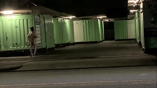Download Video - 女装子まゆちゃんが深夜のコンテナハウスで全裸になって露出プレイを楽しんでいる前を車が通り抜けていく