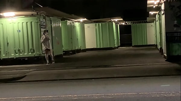 Download Video - 女装子まゆちゃんが深夜のコンテナハウスで全裸になって露出プレイを楽しんでいる前を車が通り抜けていく