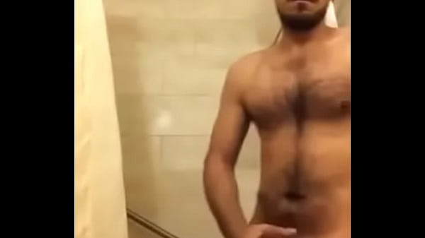 Batendo punheta no banheiro