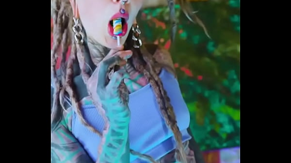 Girlfriend with or without split tongue ?