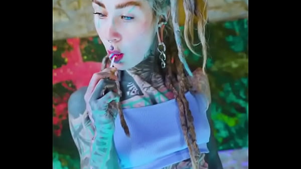  Girlfriend With Or Without Split Tongue ?
