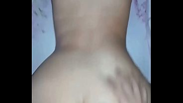 義理の息子は若い義母のベッドに忍び込み、彼女を犬のように後ろから。