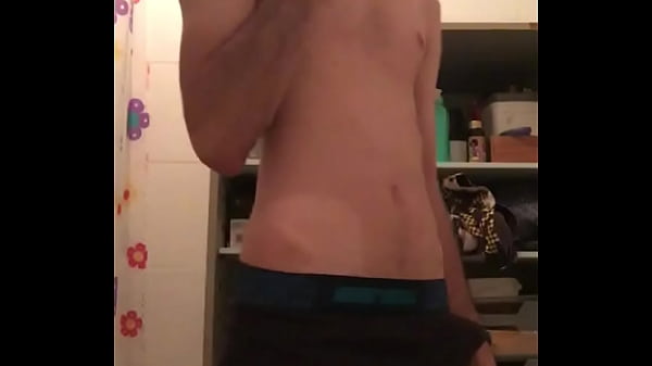 Escovando os dentes antes de ir com pau duro