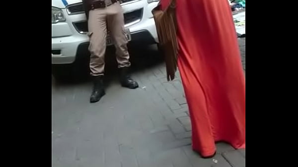 Download Video - Poli caliente en la calle&period;