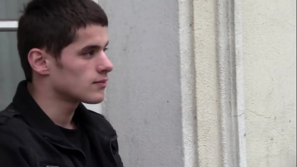 Pendejo escupe en la calle 1