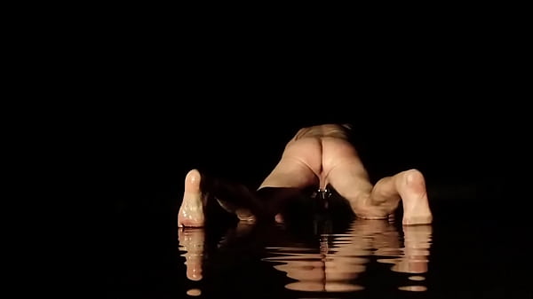 Bdsm exhib sur la route une nuit de pluie