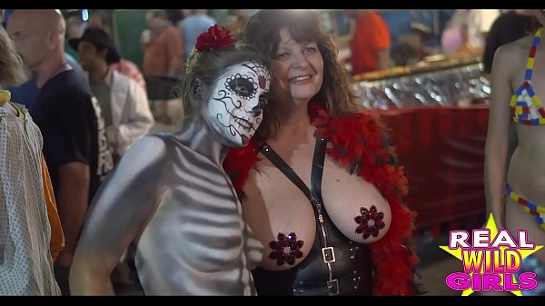 Mardi Gras Woestijn: Onverzochte Flash Mob van Vieshoeren - Scherp 4K