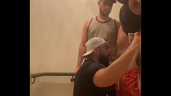 Download Video - SEXO EM P&Uacute;BLICO&period;  3 MACHOS FODEM ARDENTEMENTE NA ESCADA DE EMERG&Ecirc;NCIA DO CONDOM&Iacute;NIO &lpar; COMPLETO NO RED E SUBSCRI&Ccedil;&Atilde;O&rpar;