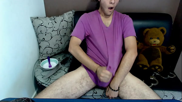 Download Video - Caprino Eros cum under his tshirt