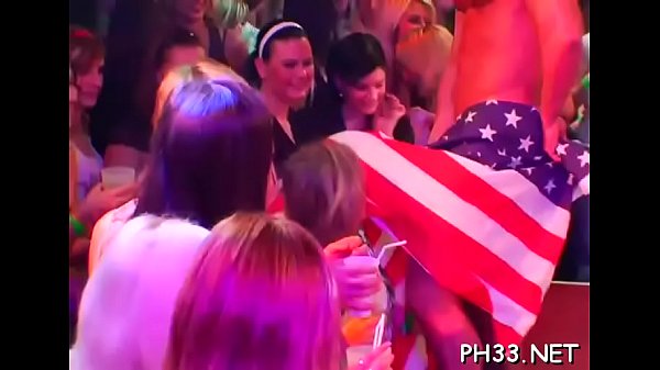 Des Tonnes De Crème De Boule Dans La Bouche Blonde