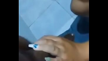 Macho mijou na minha boquinha na frente do corno