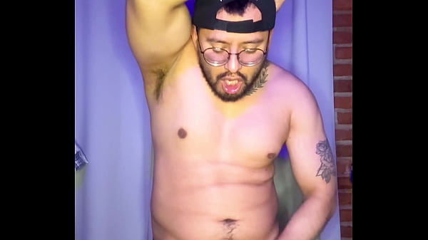 Chacal rebotando su vergota se hace una paja bi...