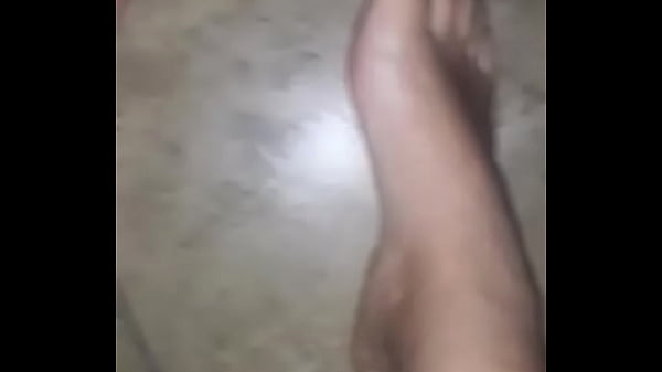 Graba sus pies mientras antes de tocarse escondida en el baño