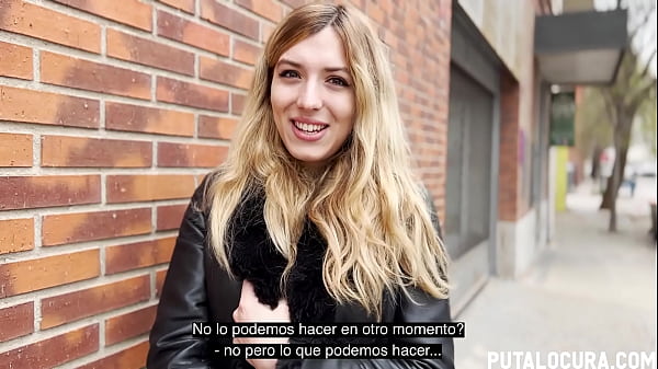 Adorable rubita es seducida en la calle con din...