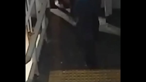 Gays flagrados na escada do shopping