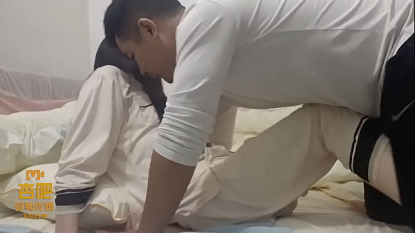 Download Video - 【弥勒传媒】MLCM-3310 包养的妹子问我要包养费，我用大鸟征服他