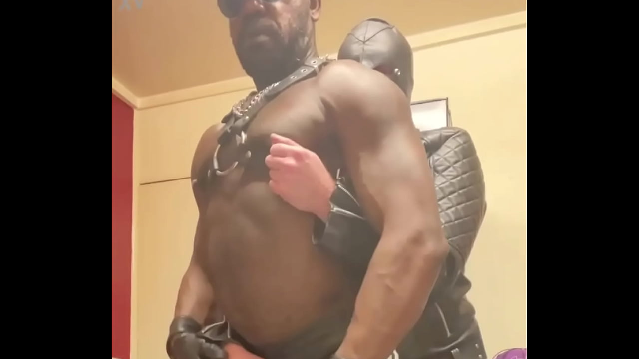 Un culturista negro domina a una sumisa vestida de cuero blanco en escenas de juego con los pezones
                    black sexy interracial amateur boots domination bdsm fetish gloves gay maledom leather male dilf sexy clothes black and white black guy united kingdom mature man male on male muscular body muscular guy muchos negros