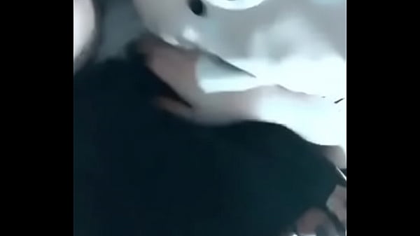 thumb boobs