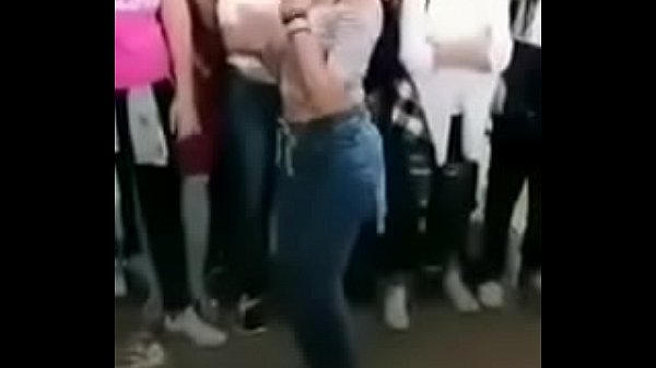 Colegiala bailando duro