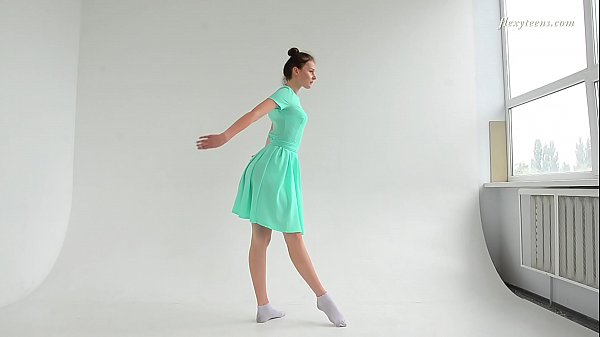 Dressed flexible brunette Alla Sinichka