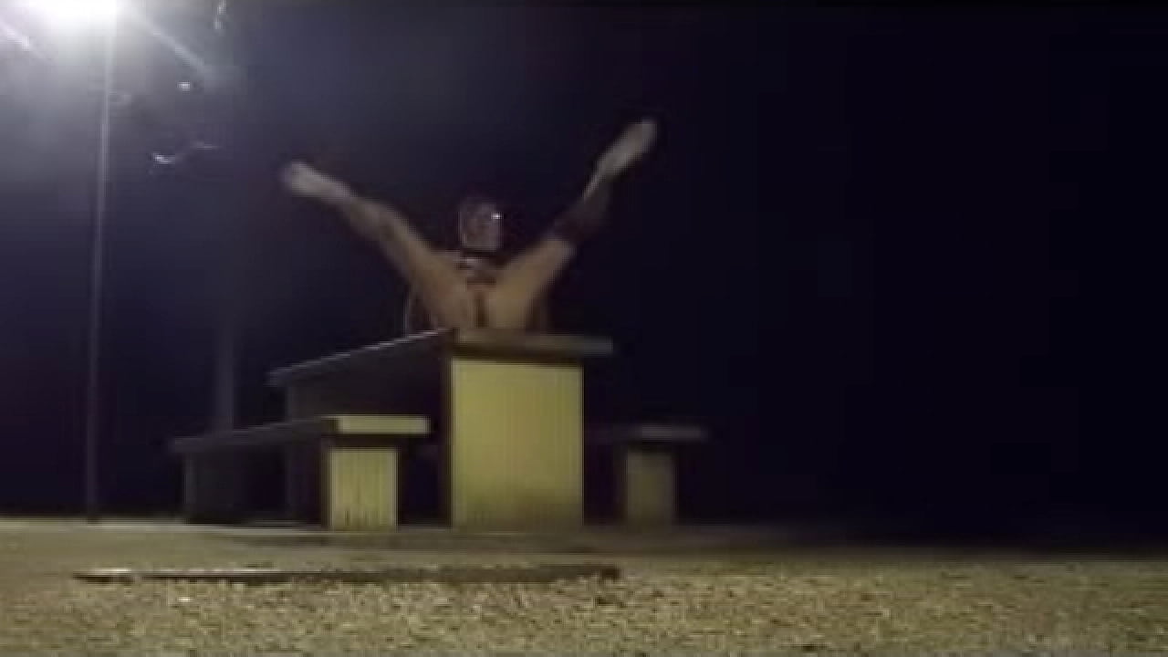 desnudo en una noche de invierno en una parada de descanso de la carretera de montaña
                   public exhib exhibition exterieur hiver froid muchos negros