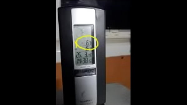 Download Video - nu une nuit d'hiver sur une aire de repos d'autoroute de montagne