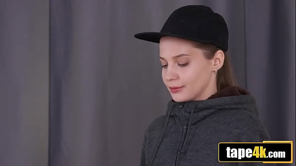 Sexy Russian Delivery Babe Rims Her Client as a Bonus