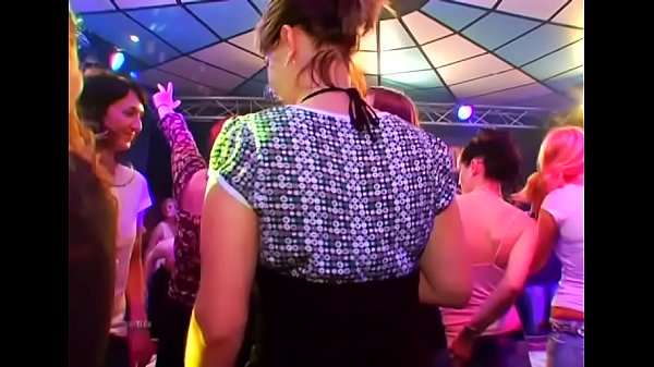 Deux Grosses Bites Baisent La Petite Chatte Dure Et La Gorge Mignonne En Même Temps