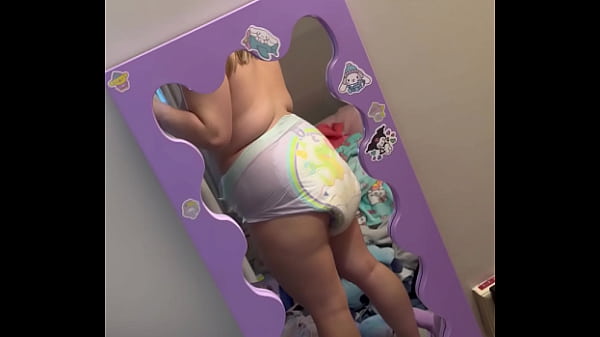 Pocakos lány pelenkában