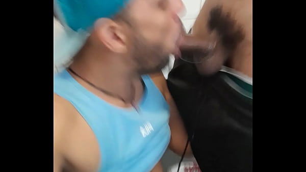 Fui ao mict&oacute;rio onde havia dois caras, percebi ...