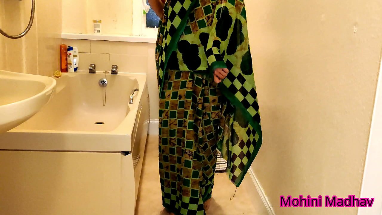 Mature Indian aunty has hard sex at home, desi bhabhi sex video in dirty Hindi in bedroom