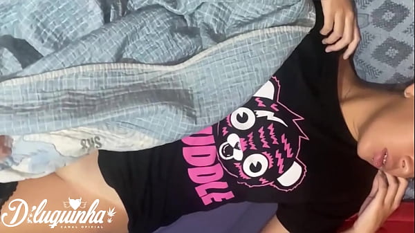 Download Video - Evy Girl tirou uma soneca&comma; decide acordar ela de uma maneira diferente