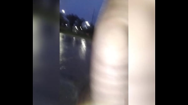Peladão na rua perto dos carros