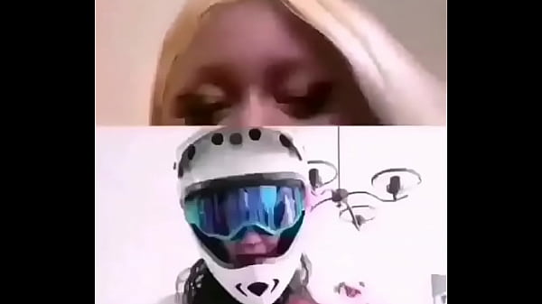 Héroe enmascarado le dice a rubia puta que lo chupe y esta queda sorprendida