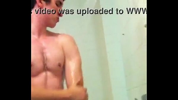 Download Video - Espiando a chico de buen culo en las regaderas del gym