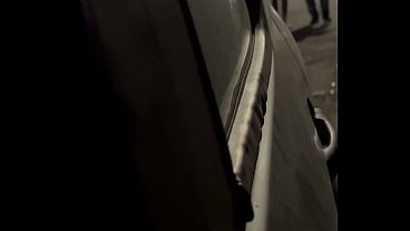 Hotwife deixa corno manso no carro vai ca&ccedil;ar comedor sozinha e volta com um desconhecido que mete no p&ecirc;lo e deixa cheia deleite pro marido limpar