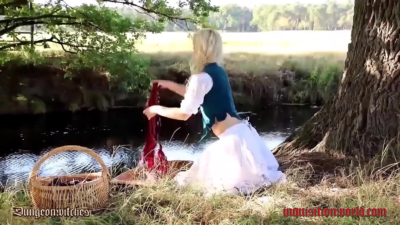 La lavandera rubia Eva provoca con su culo caliente y es atormentada por los cazadores de brujas en la mazmorra medieval (teaser)
                      blonde butt bdsm eva bich medieval witch inquisition hexe mittelalter laundress waschweib muchos negros
