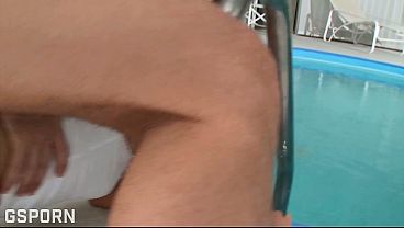 素敵な尻のセクシーなブロンドの熟女が熱いアナルセックスに夢中で、口の中に精液をかけられてファックされる