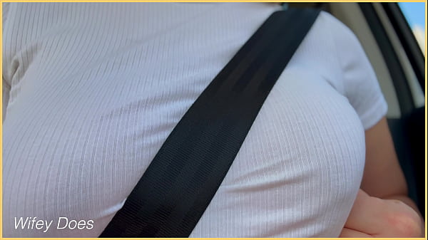 完璧なノーブラおっぱいを持つ妻が車の中で露出