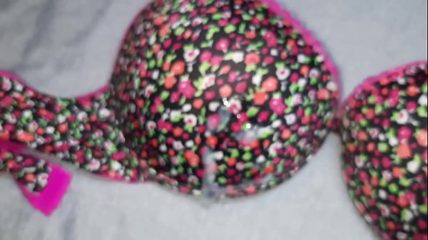 Download Video - Me la jalo y me vengo en el bra de flores nuevo de mi amiga